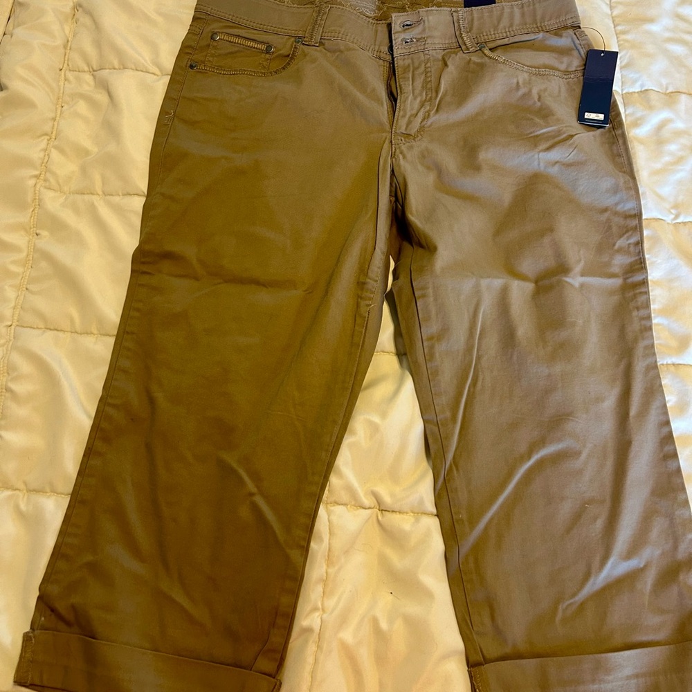 Bandolino Taupe Straight-Leg Women's Capri’s